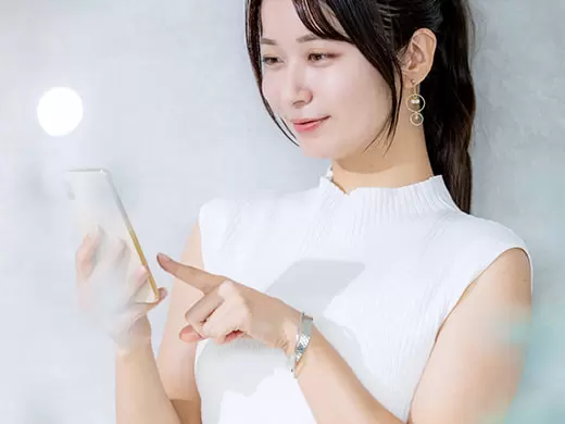 スマホを操作する女性