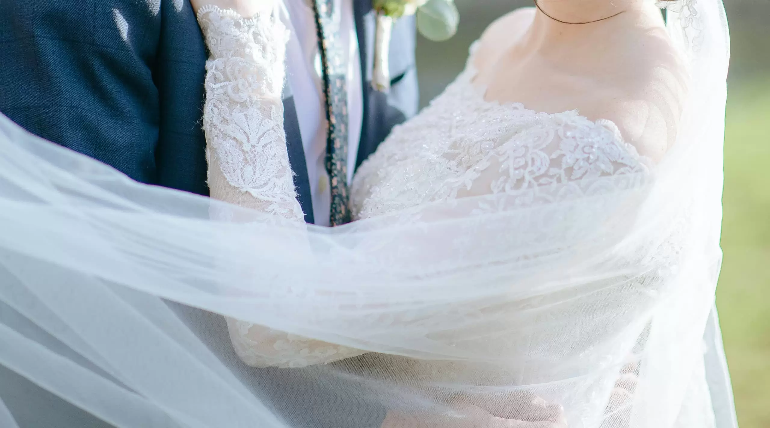 ウェディングドレス姿の新郎新婦